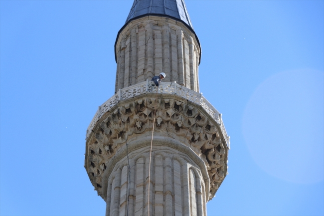 “Son mahyacı” minareleri Ramazan’a hazırladı